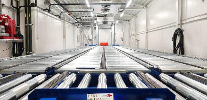 Fully automated deep-freeze warehouse with added value