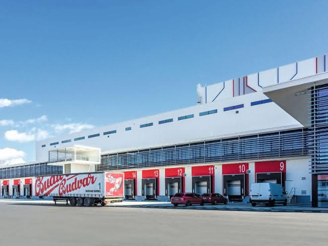 Titelgeschichte materialfluss SPEKTRUM 2019: Schnelllaufende Tore  für Budweiser