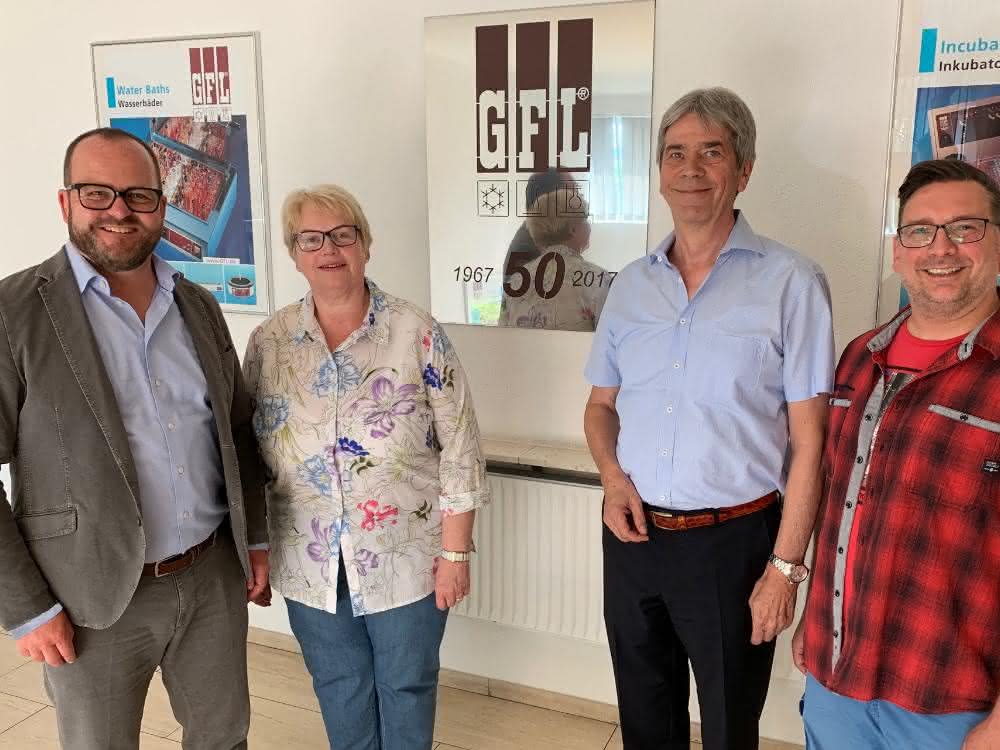 Der Geschäftsführende Gesellschafter, Dr. Gunther Wobser, gemeinsam mit den scheidenden Geschäftsführern von GFL, Ulrike Mischel, Dieter Bubel sowie dem Betriebsratsvorsitzenden Mike-Peter Klotz (v. l.).