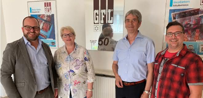 Der Geschäftsführende Gesellschafter, Dr. Gunther Wobser, gemeinsam mit den scheidenden Geschäftsführern von GFL, Ulrike Mischel, Dieter Bubel sowie dem Betriebsratsvorsitzenden Mike-Peter Klotz (v. l.).