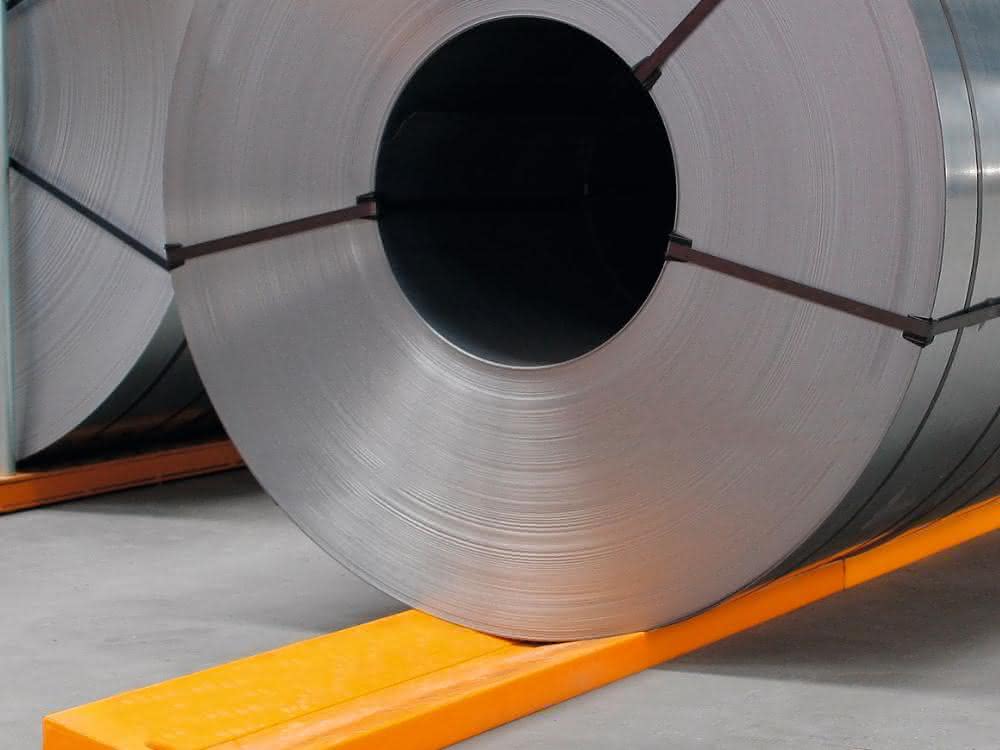 Aus materialfluss SPEKTRUM 2019: Blechcoils sicher zwischenlagern