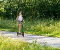 Pariya Shaigani, Doktorandin am Werner Siemens-Lehrstuhl für Synthetische Biotechnologie, auf einem E-Scooter Pariya Shaigani, Doktorandin am Werner Siemens-Lehrstuhl für Synthetische Biotechnologie, auf einem E-Scooter