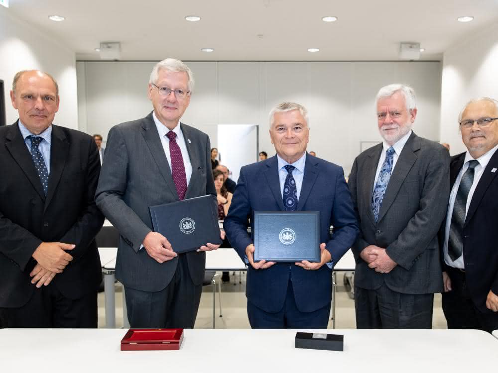Prof. Dr. Jürgen Rühe, Rektor Prof. Dr. Hans-Jochen Schiewer, Prof. Dr. Eric J. Barron, Prof. Dr. Robert Crane, Prorektor der Pennsylvania State University, und Prof. Dr. Gunther Neuhaus (von links).
