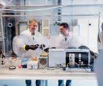 Thomas Happe (links) und Oliver Lampret wollen genau verstehen, wie Wasserstoff produzierende Enzyme funktionieren.