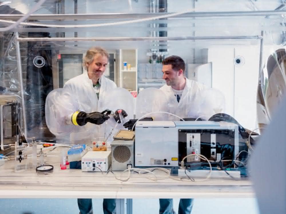 Thomas Happe (links) und Oliver Lampret wollen genau verstehen, wie Wasserstoff produzierende Enzyme funktionieren. Thomas Happe (links) und Oliver Lampret wollen genau verstehen, wie Wasserstoff produzierende Enzyme funktionieren.