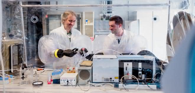 Thomas Happe (links) und Oliver Lampret wollen genau verstehen, wie Wasserstoff produzierende Enzyme funktionieren.