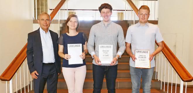 Award for young talent: Geis Group honors university graduates with logistics award Award for young talent: Geis Group honors university graduates with logistics award