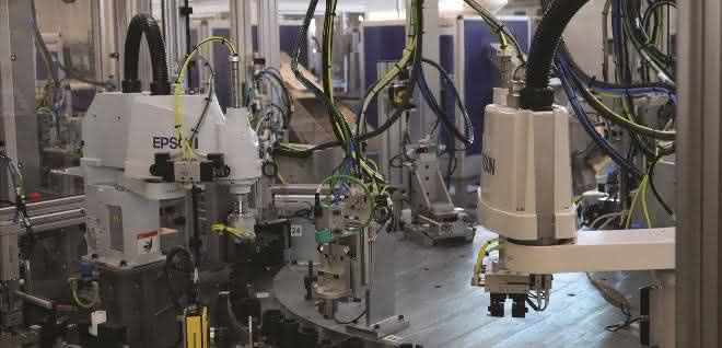 Two Scaras work on a rotary table in the Camas system Round table
