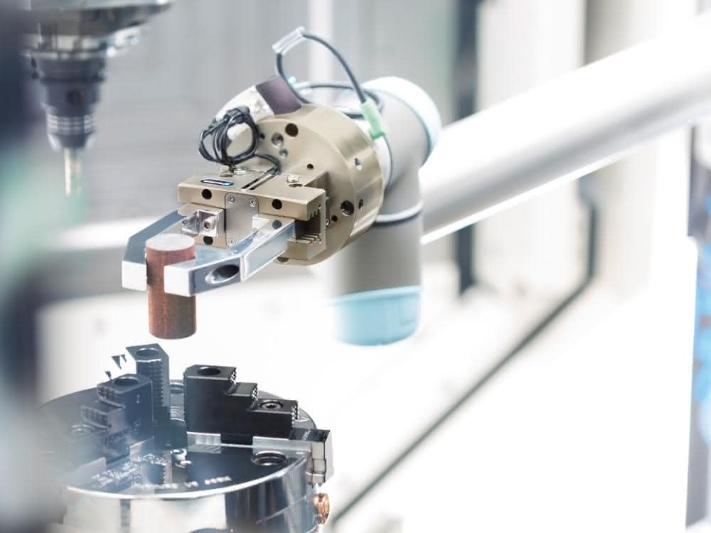 Schunk-UR_Machine loading