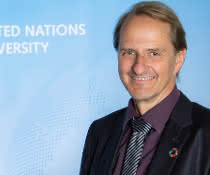 Dirk Messner ist Politikwissenschaftler und Direktor des Institute for Environment and Human Security an der Universität der Vereinten Nationen in Bonn. Ab dem 1. Januar 2020 wird der Professor neuer Präsident des Umweltbundesamtes. Dirk Messner