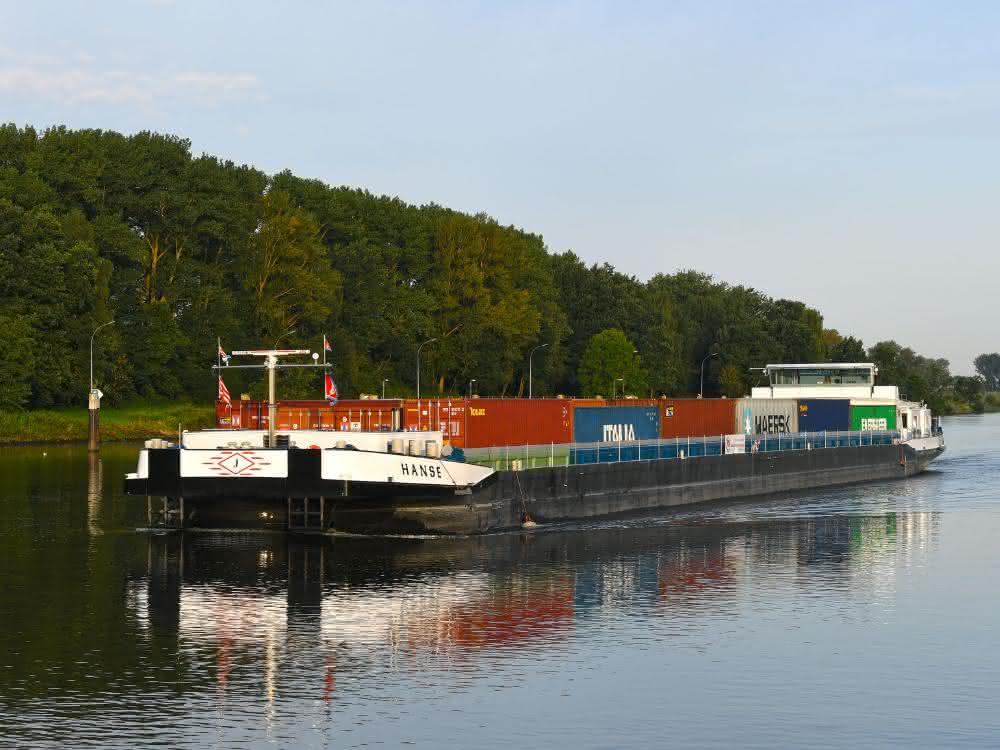 Hamburger Hafen: Mehr Container, mehr Massengut in der Binnenschifffahrt Hamburger Hafen: Mehr Container, mehr Massengut in der Binnenschifffahrt