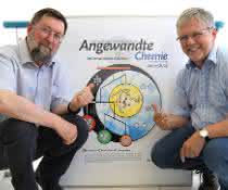 Sergey Verevkin (l.) und Ralf Ludwig untersuchen Dispersionskräfte in ionischen Flüssigkeiten. Sergey Verevkin (l.) und Ralf Ludwig untersuchen Dispersionskräfte in ionischen Flüssigkeiten.