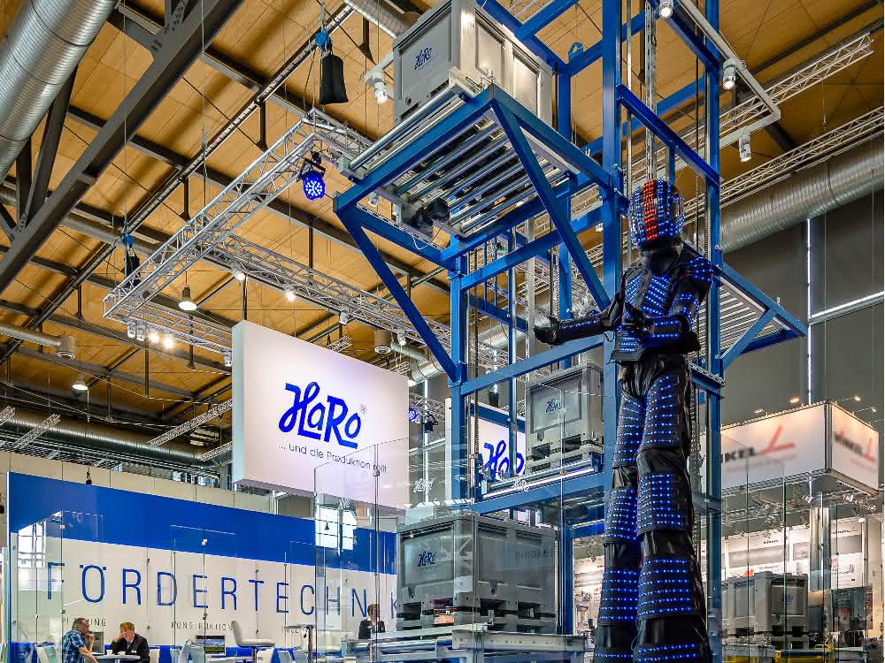 Energy-recovering vertical conveyor