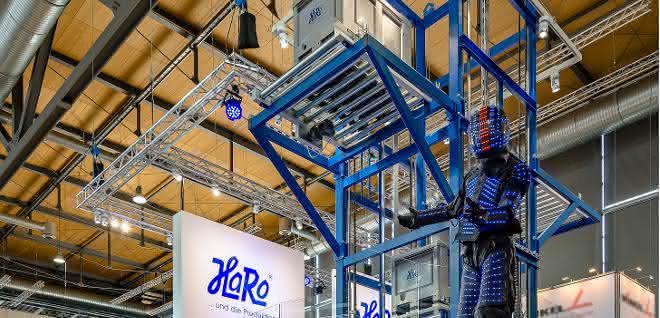 Energy-recovering vertical conveyor
