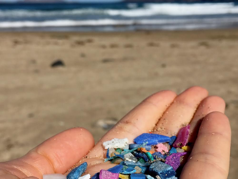 Beklemmend: Meeresverschmutzung mit Plastik ist allgegenwärtig, selbst an menschenleeren Traumstränden, wie hier auf Lanzarote, oder in noch abgelegeneren Regionen, wie der Arktis.