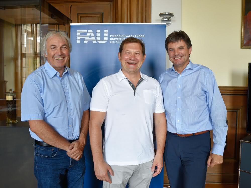 FAU-Präsident Prof. Dr. Joachim Hornegger hat Prof. Dr. Maxim Berezovski begrüßt, der seine Forschung nun an der FAU gemeinsam mit Prof. Dr. Alexander Steinkasserer fortsetzt.