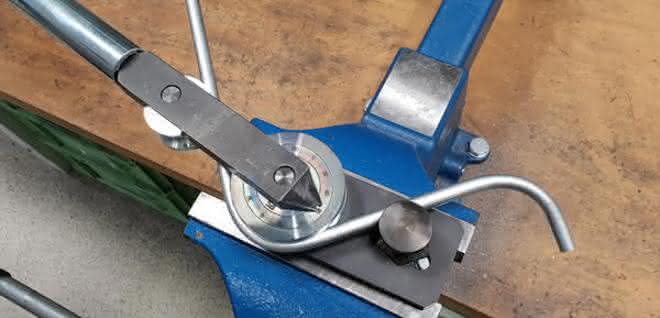Hand pipe bender