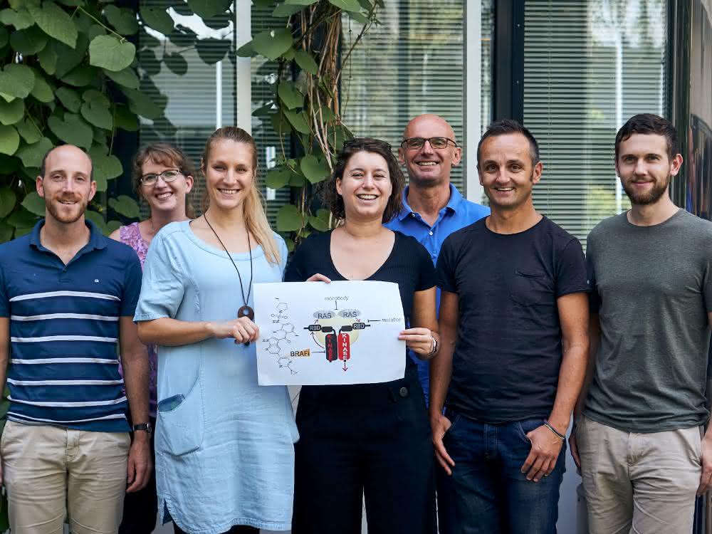Teil des Innsbrucker Projektteams (von links): Florian Enzler, Andrea Raffeiner, die beiden Erstautorinnen Johanna Mayrhofer und Ruth Röck, Jakob Troppmair (Medizinische Universität), Eduard Stefan, Andreas Feichtner (nicht im Bild: Omar Torres-Quesada). Teil des Innsbrucker Projektteams (von links): Florian Enzler, Andrea Raffeiner, die beiden Erstautorinnen Johanna Mayrhofer und Ruth Röck, Jakob Troppmair (Medizinische Universität), Eduard Stefan, Andreas Feichtner (nicht im Bild: Omar Torres-Quesada).