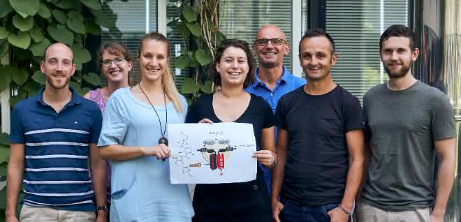 Teil des Innsbrucker Projektteams (von links): Florian Enzler, Andrea Raffeiner, die beiden Erstautorinnen Johanna Mayrhofer und Ruth Röck, Jakob Troppmair (Medizinische Universität), Eduard Stefan, Andreas Feichtner (nicht im Bild: Omar Torres-Quesada). Teil des Innsbrucker Projektteams (von links): Florian Enzler, Andrea Raffeiner, die beiden Erstautorinnen Johanna Mayrhofer und Ruth Röck, Jakob Troppmair (Medizinische Universität), Eduard Stefan, Andreas Feichtner (nicht im Bild: Omar Torres-Quesada).