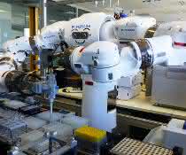 Bild 1: Zweiarm-Roboter beim Pipettieren mit manuellen Kolbenhubpipetten.