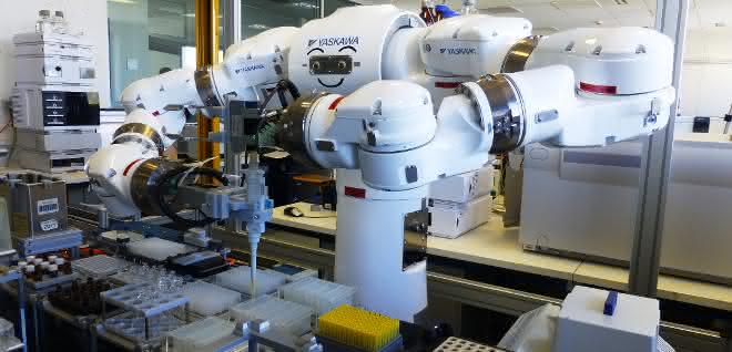 Bild 1: Zweiarm-Roboter beim Pipettieren mit manuellen Kolbenhubpipetten. Bild 1: Zweiarm-Roboter beim Pipettieren mit manuellen Kolbenhubpipetten.