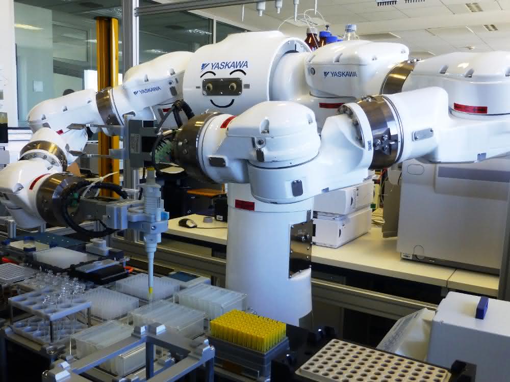 Bild 1: Zweiarm-Roboter beim Pipettieren mit manuellen Kolbenhubpipetten.