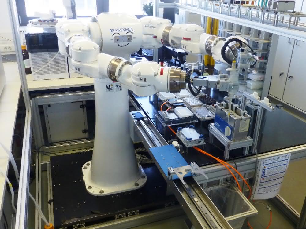 Bild 2: Zweiarm-Roboter beim Abwerfen von Pipettenspitzen.