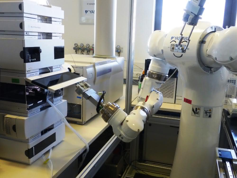 Bild 4: Zweiarm-Roboter beim Öffnen der Tür eines HPLC-Autosamplers.