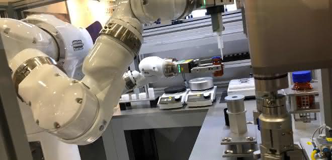 Zweiarm-Roboter in Aktion