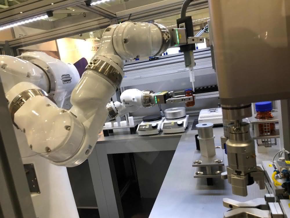 Zweiarm-Roboter in Aktion