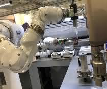 Zweiarm-Roboter in Aktion