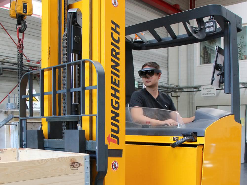 Augmented reality: With AR glasses at the wheel: better visibility for the forklift driver Augmented reality: With AR glasses at the wheel: better visibility for the forklift driver