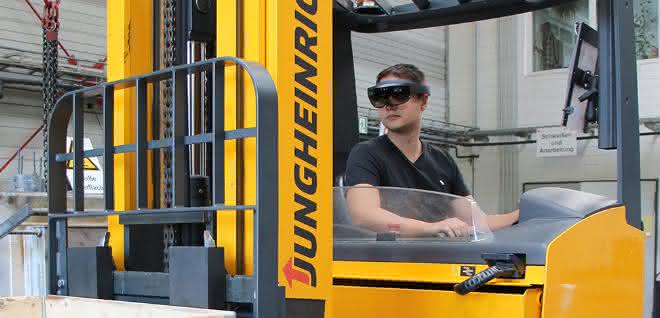 Augmented reality: With AR glasses at the wheel: better visibility for the forklift driver Augmented reality: With AR glasses at the wheel: better visibility for the forklift driver