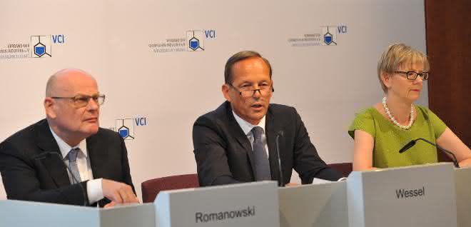 Thomas Wessel (Mitte): „Die deutschen Chemie- und Pharmaunternehmen stehen unter doppeltem Handlungsdruck: Sie müssen sich sowohl im weltweit steigenden Wettbewerb behaupten, wie auch ihr Know-how einsetzen, um Antworten auf wesentliche gesellschaftliche und ökologische Herausforderungen zu finden."