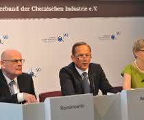 Thomas Wessel (Mitte): „Die deutschen Chemie- und Pharmaunternehmen stehen unter doppeltem Handlungsdruck: Sie müssen sich sowohl im weltweit steigenden Wettbewerb behaupten, wie auch ihr Know-how einsetzen, um Antworten auf wesentliche gesellschaftliche und ökologische Herausforderungen zu finden."