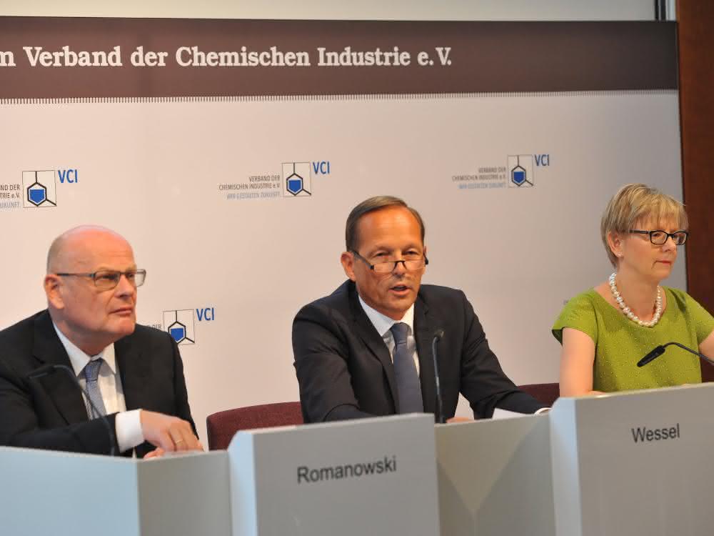 Thomas Wessel (Mitte): „Die deutschen Chemie- und Pharmaunternehmen stehen unter doppeltem Handlungsdruck: Sie müssen sich sowohl im weltweit steigenden Wettbewerb behaupten, wie auch ihr Know-how einsetzen, um Antworten auf wesentliche gesellschaftliche und ökologische Herausforderungen zu finden."