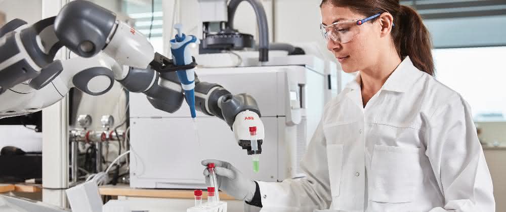 Roboter arbeitet im Labor Roboter arbeitet im Labor