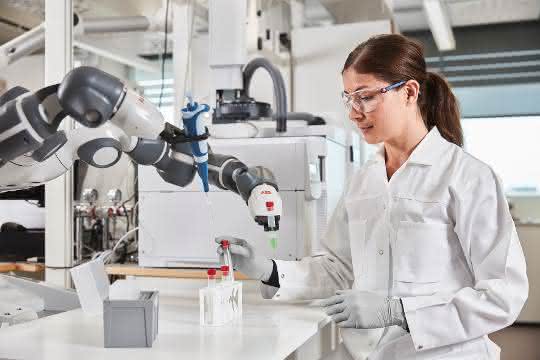 Roboter arbeitet im Labor
