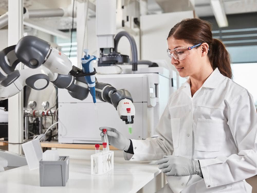Robot works in the lab
