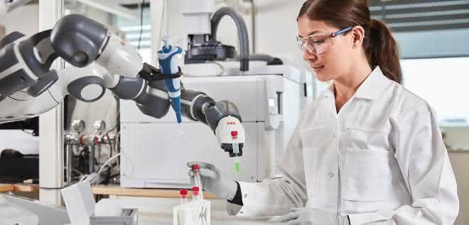 Robot works in the lab