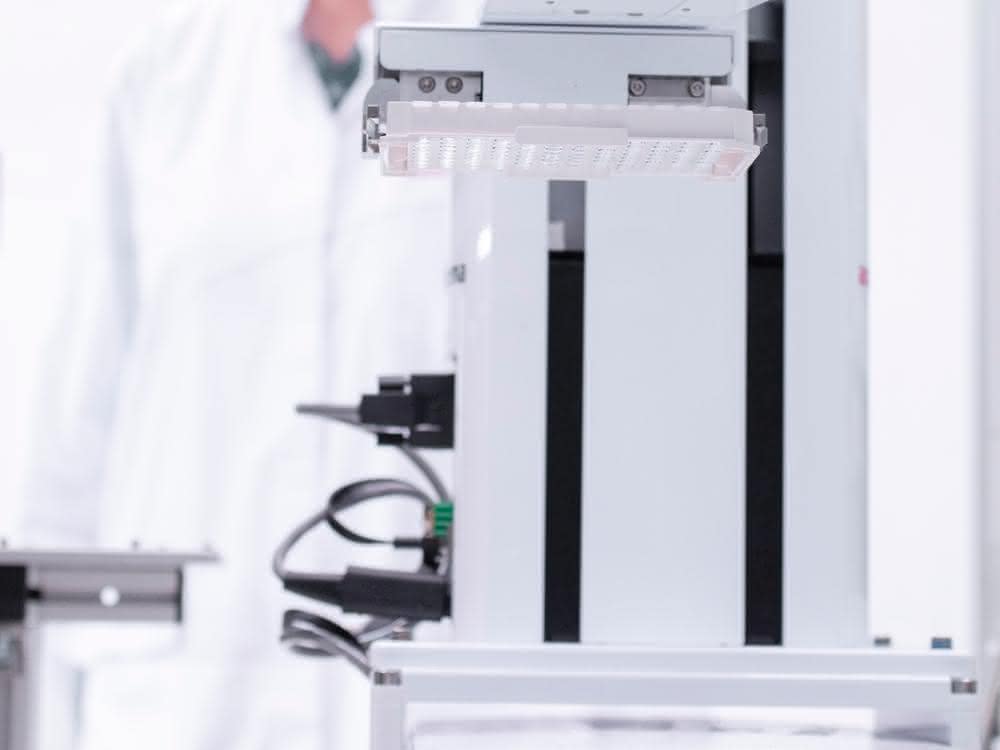 Robotik spielt eine entscheidende Rolle für den zeitnahen und effizienten Transport von Mikroplatten und Material zwischen den Stationen.