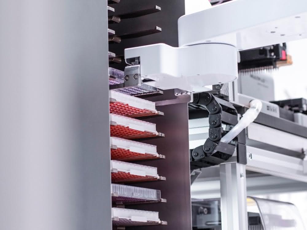 Mit der CMV-Anlage werden im DKMS Life Science Lab in Dresden täglich 6000 Proben bearbeitet.