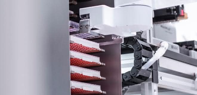 Mit der CMV-Anlage werden im DKMS Life Science Lab in Dresden täglich 6000 Proben bearbeitet.
