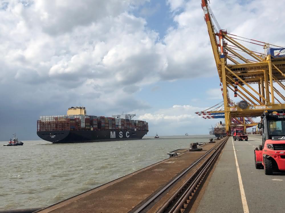 First start-up: Largest container ship in the world reaches Bremerhaven