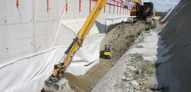 Straßenbau: Cat-Kettenbagger bei Immenstaad im Einsatz