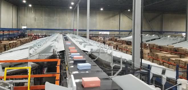 Material flow solution: 100 shoeboxes per minute