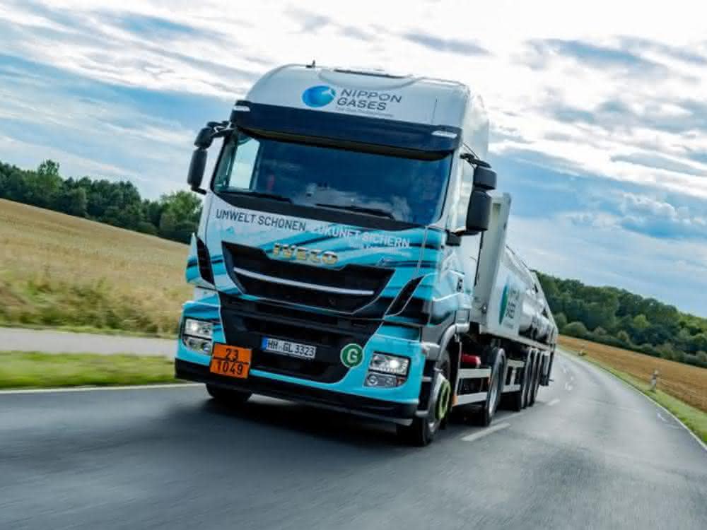 LNG tractor units: Hoyer Group expands green fleet