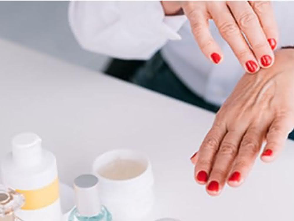 Emulsionen sind klassische Basis von Kosmetikprodukten für Hautschutz und -pflege.