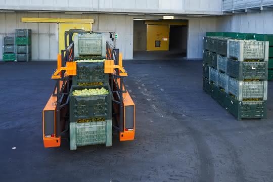 Materialfluss: Innenlader verbessert Apfelkistentransport