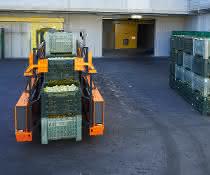 Hubtex-Mivor apple crate transporter Material flow: Inloader improves apple crate transportation
